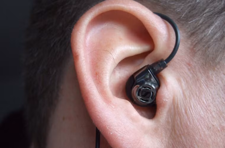 Nhằm giảm thiểu nguy cơ mắc bệnh hiểm nghèo, người sử dụng nên lựa chọn tai nghe hoặc bật loa ngoài khi liên lạc bằng điện thoại di động. Điều này góp phần đáng kể trong việc giảm cường độ bức xạ tác động lên cơ thể.