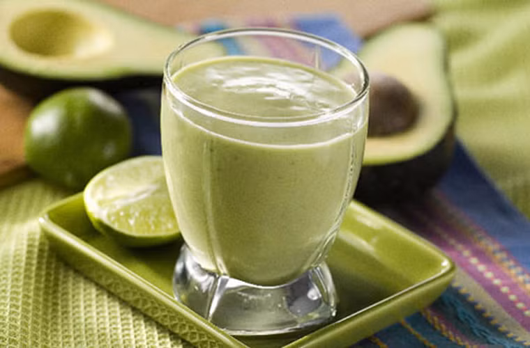 Nguyên nhân là, trong quả bơ chứa nhiều collagen - một chất có tác dụng tái tạo da, giúp đẩy lùi sự lão hóa rất tốt.