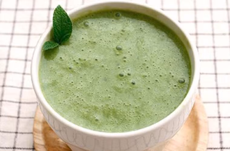 Sinh tố trà xanh. Sinh tố trà xanh khuấy đảo thị trường đồ uống nhờ vị thơm dịu, đăng đắng đặc trưng song không kém phần mát lạnh, giúp giải nhiệt cực tốt.