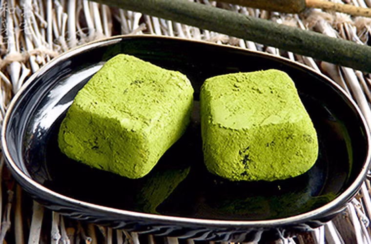 Socola trà xanh tươi. Socola tươi khác với socola thường ở chỗ socola tươi mềm, dẻo, vị ngọt nhẹ. Bên trên có rắc thêm lớp bột matcha đắng dịu giúp người ăn thưởng thức mãi không chán.