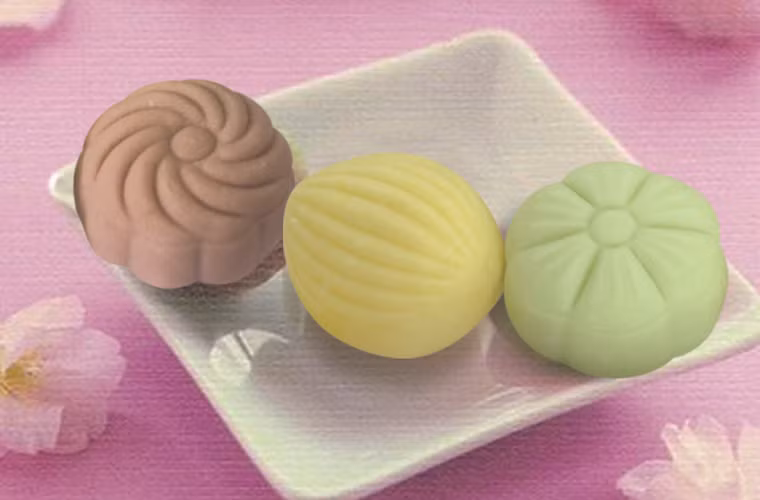 Mochi trà xanh. Nếu một lần từng thưởng thức vị dẻo dai, mềm mại cùng nhan kem mát lịm, xốp mịn cùng lớp bột trà xanh lấm tấm, bạn sẽ khó lòng cưỡng lại để ăn tiếp chiếc bánh thứ hai.