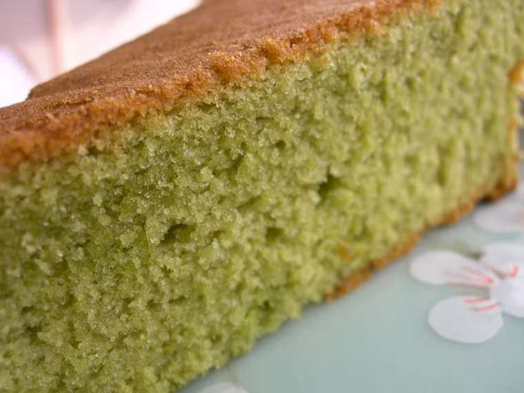 Bánh bông lan trà xanh. Bánh bông lan không còn xa lạ với những người sành ăn, một chút thay đổi bánh bông lan làm với trà xanh sẽ khiến bạn xuýt xoa mãi. Nguyên liệu làm món này gồm bột mỳ, bơ, trứng gà, đường, bột trà xanh và bột nổi.