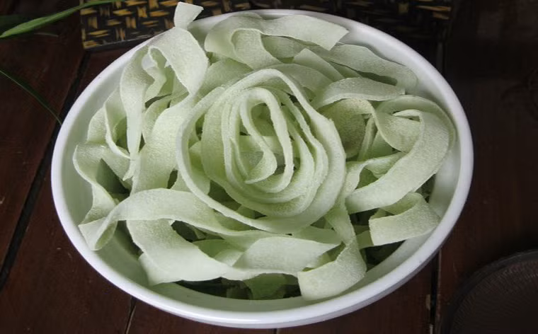 Mứt dừa trà xanh. Vị ngọt đậm của mứt dừa thường khiến người ăn nhanh ngán và bỏ cuộc. Tuy nhiên, chỉ cần thêm một chút bột trà xanh là bạn có thêm món ăn vặt đầy màu sắc, ngọt nhẹ hòa quyện với vị thanh mát của trà.