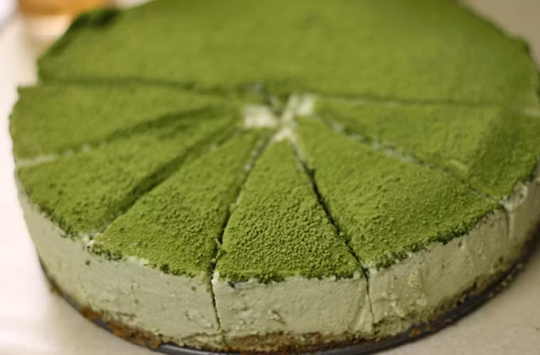 Bánh mousse trà xanh. Mousse trà xanh dễ dàng được nhận dạng nhờ vị ngọt dịu, thanh mát đặc trưng của trà. Người ta thường ăn bánh kèm với dâu tây, kiwi tươi. Chính vị chát nhẹ của trà xanh hòa quyện với vị ngọt của sữa, thêm vị kiwi chua khiến bánh mousse càng thêm hấp dẫn.