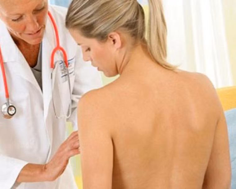 Dù còn trẻ nhưng việc tầm soát ung thư cũng vô cùng cần thiết. Bạn nên thực hiện khám vú và xét nghiệm Pap để phát hiện những dấu hiệu ung thư sớm, nâng cao hiệu quả điều trị.