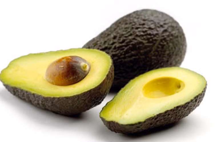 Trong số hơn 500 loại bơ có mặt trên thị trường thì giống bơ Hass (loại bơ da sần sùi, có màu xanh dần ngả tím) được xem là có khả năng ngừa bệnh hiệu quả hơn cả.