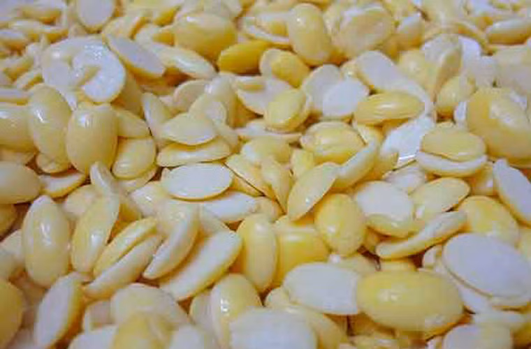 Thông thường, các bà nội trợ xứ hoa anh đào sẽ sử dụng loại men có tên kosōkin để bắt đầu quá trình lên men. Thời gian chờ đợi có thể kéo dài tới 24h và môi trường phải luôn đảm bảo khoảng 40 °C.