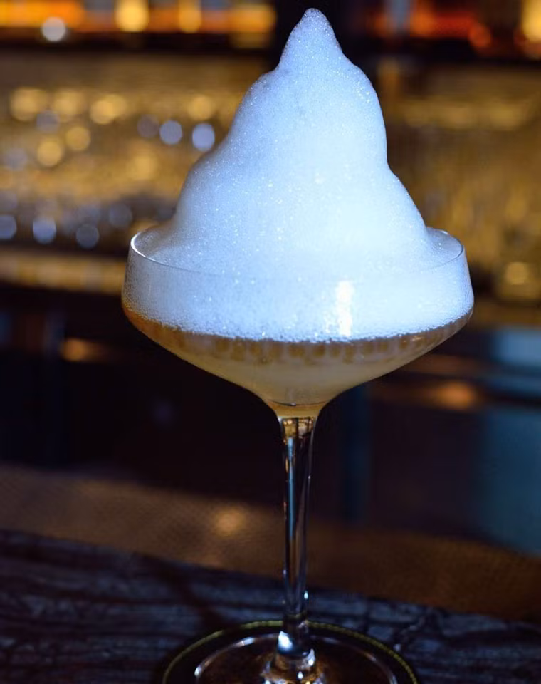 Cocktail trứng cá muối. Món cocktail rất được lòng các thực khách sành ăn nhờ sự kết hợp hoàn hảo giữa trứng cá muối, dưa chuột tươi, nước cốt chanh, nước ép táo, xi rô và một vài loại rượu như Absolut citron vodka. Cocktail trứng cá muối không có mức giá cố định và bạn có thể được phục vụ món này khi đến các quầy bar ở Hong Kong.