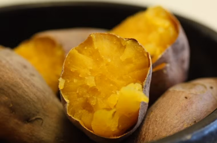 Khoai lang nướng. Món ăn này không chỉ giúp cánh mày râu không cảm thấy “nhạt mồm nhạt miệng” mà còn giúp anh ấy đánh bại những cơn đói ập về lúc nửa đêm.