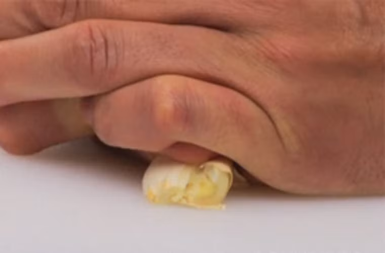 Bóc tỏi nhanh. Khi mua, lưu ý chọn những củ mỏng vỏ, mịn màng, tép còn tươi. Để rút ngắn thời gian chuẩn bị, các bà nội trợ chỉ cần dùng dao cắt hơi sâu phần dưới, lăn nhẹ rồi bóc từng tép là được.