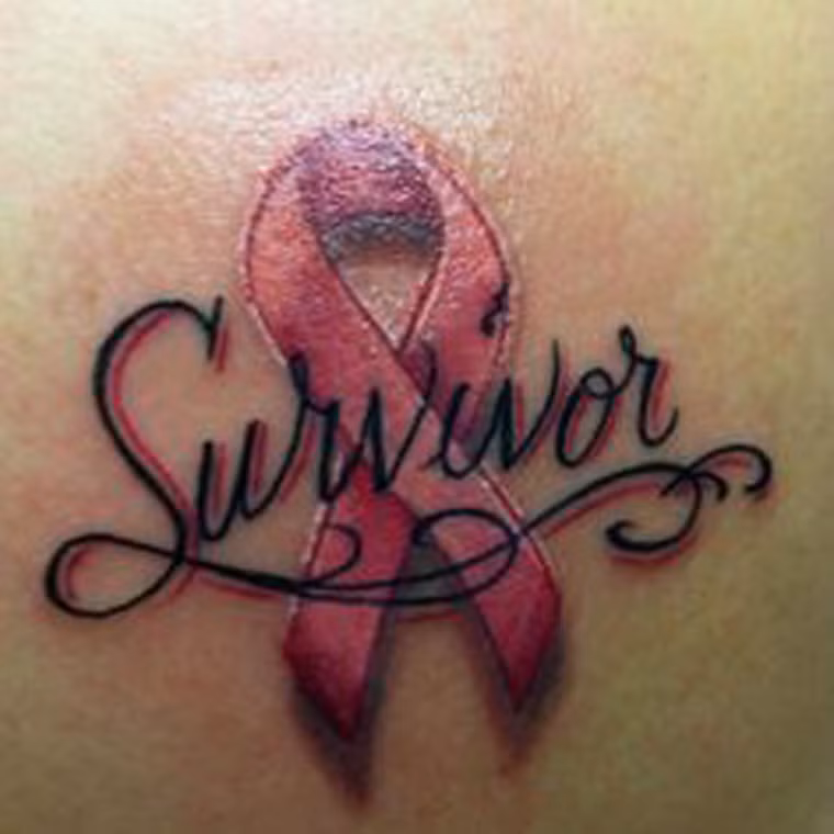 Hình xăm mô phỏng chiếc nơ hồng cùng dòng chữ thể hiện niềm khát khao vượt qua bệnh tật.