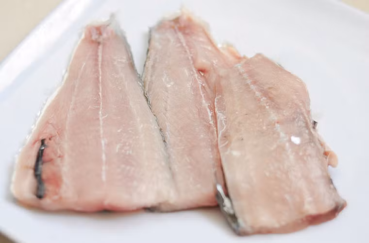 Hầu hết các loại cá đều có mùi tanh. Song đây không phải là mùi đặc trưng để phân biệt cá mới hay cá để lâu. Những con cá mới khi ngửi thường có mùi muối đặc trưng của nước biển.