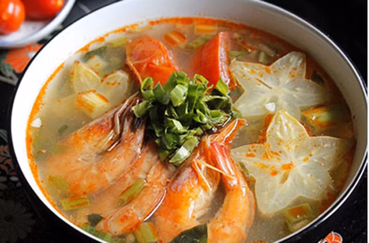 Canh tôm nấu khế. Các bà nội trợ có thể thay khế bằng sấu hoặc me. Bát canh nóng hổi với vị chua của khế, thơm của lá lốt, rau ngổ, mùi tàu sẽ khiến ít người cưỡng lại được.