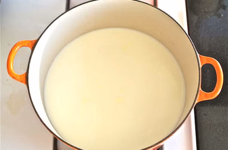 Tránh tràn sữa khi đun sôi. Để không mất thời gian canh chừng suốt buổi, trước khi bắc bếp, bạn chỉ cần chà nhẹ một lớp bơ dọc theo mép trên và một chút bên trong nồi.