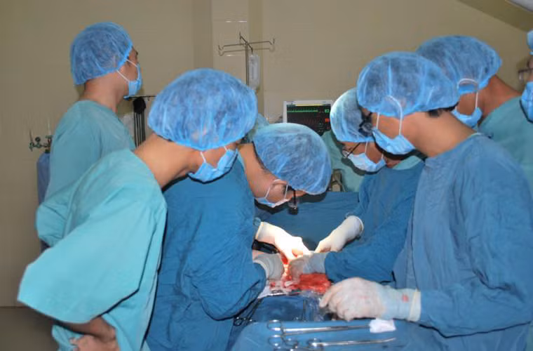 Dù có thể mang đến những tác dụng phụ như tiêu chảy, nôn mửa, mất máu, thức ăn bị tích tụ trong ruột gây khó tiêu nhưng tỷ lệ tử vong khi thực hiện phẫu thuật chỉ dao động từ 1 – 2%. Sau điều trị, bệnh nhân nên bổ sung dinh dưỡng bằng cách ăn nhiều thực phẩm giàu dưỡng chất và chia nhỏ các bữa ăn trong ngày.