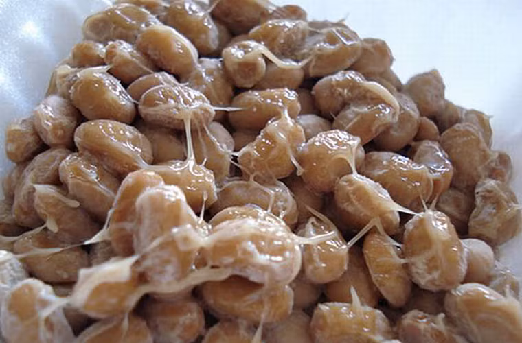 Sở dĩ natto được lưu truyền đến ngày nay không chỉ vì sự hương vị đặc trưng mà còn nhờ sự bổ dưỡng của nó. Thời phong kiến, khi người dân không ăn thịt các loài thú và chim thì đây là nguồn cung cấp dinh dưỡng quan trọng.