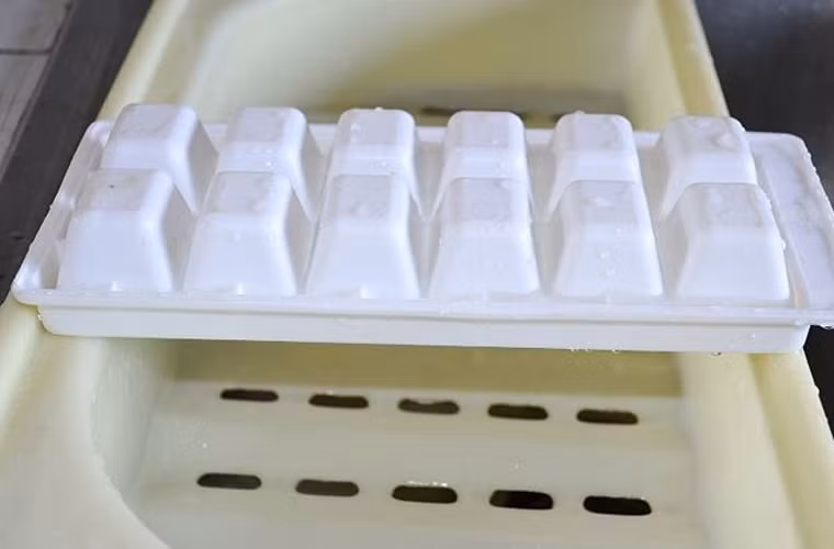 Cuối cùng, chỉ cần để khay đá lên các giá cao để chúng ráo nước là có thể sử dụng bình thường.