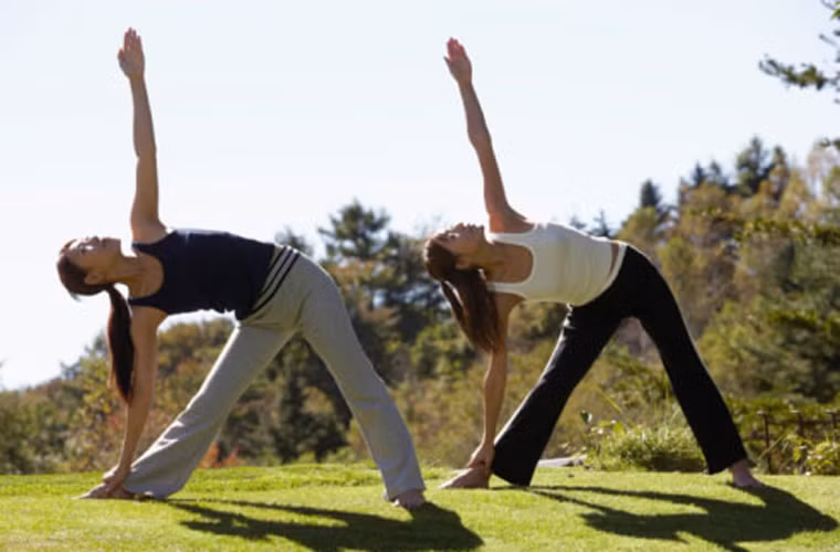 Rũ sạch, phơi khô quần áo trước khi mặc. Dung môi perchloroethylene tìm thấy trong bột giặt được xem là yếu tố gây ung thư bạch cầu, gan và thận. Cho đến nay, người ta mới ghi nhận một số trường hợp công nhân đảm nhiệm công đoạn xử lý hóa chất trong quy trình sản xuất bột giặt có khả năng đối diện với căn bệnh; chưa thể khẳng định người tiêu dùng liệu có bị ảnh hưởng hay không. Dù vậy, bạn vẫn nên xả sạch chất tẩy rửa rồi phơi khô để bảo vệ sức khỏe các thành viên gia đình mình.