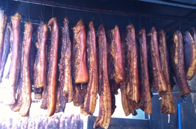 Chế độ ăn uống nghèo dưỡng chất, ít vận động; béo phì. Nghiên cứu chỉ ra những người coi thịt hun khói, thịt muối là món ăn khoái khẩu có khả năng mắc ung thư dạ dày cao hơn. Thay vào đó, bạn nên tăng lượng trái cây và rau xanh trong thực đơn của gia đình nhằm giảm yếu tố gây bệnh.