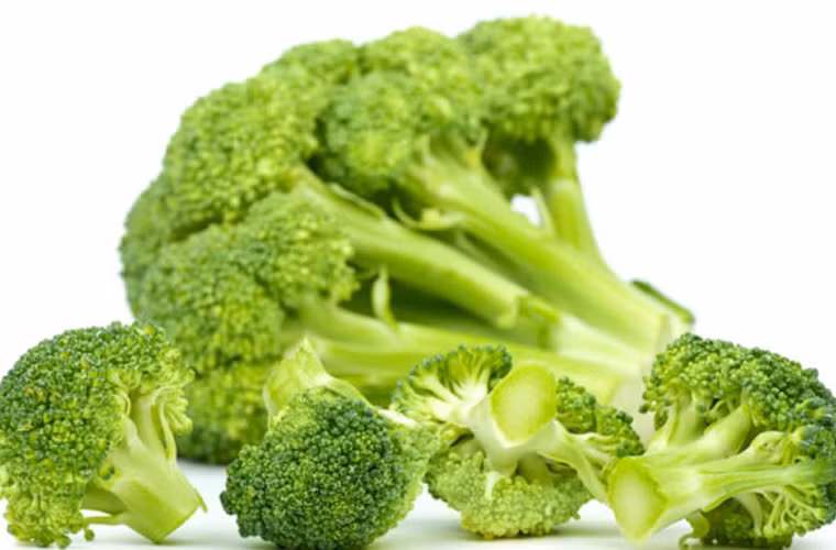 Giữ rau tươi, nguyên màu. Rau để lâu thường bị héo vàng khiến bát canh không được hấp dẫn. Trước khi nấu, chị em nên ngâm rau vào nước lạnh thời gian ngắn. Đối với cà tím, bạn chỉ cần thêm một thìa sữa vào nồi canh là sẽ có được món ăn vô cùng bắt mắt.