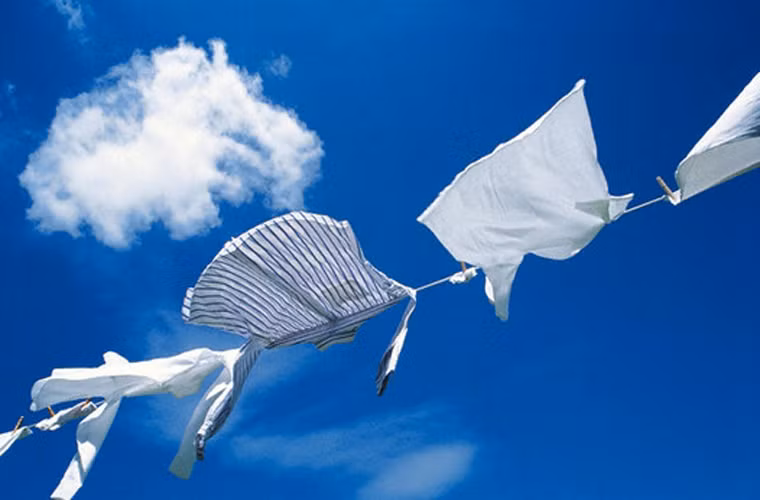 Rũ sạch, phơi khô quần áo trước khi mặc. Dung môi perchloroethylene tìm thấy trong bột giặt được xem là yếu tố gây ung thư bạch cầu, gan và thận. Cho đến nay, người ta mới ghi nhận một số trường hợp công nhân đảm nhiệm công đoạn xử lý hóa chất trong quy trình sản xuất bột giặt có khả năng đối diện với căn bệnh; chưa thể khẳng định người tiêu dùng liệu có bị ảnh hưởng hay không. Dù vậy, bạn vẫn nên xả sạch chất tẩy rửa rồi phơi khô để bảo vệ sức khỏe các thành viên gia đình mình.