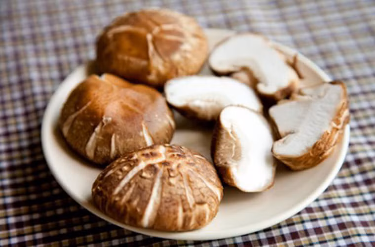 Nấm đông cô. Nguồn beta – glucans trong nấm đông cô có khả năng tấn công tế bào ung thư nhanh chóng. Bên cạnh đó, mùi thơm của nấm khiến những món ăn chế biến từ chúng cũng vô cùng hấp dẫn.