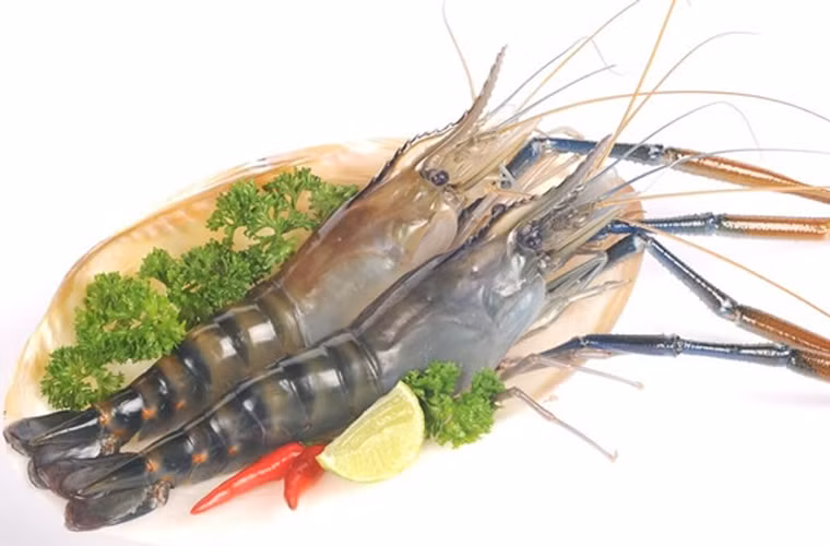 Trong trường hợp không có tôm sống, người mua vẫn có thể phân biệt tôm tươi qua mùi của nó. Cụ thể, bạn nên chọn những con tôm ngửi có mùi mặn của muối vì nó còn tươi; tôm có mùi tanh nồng là tôm đã để lâu.