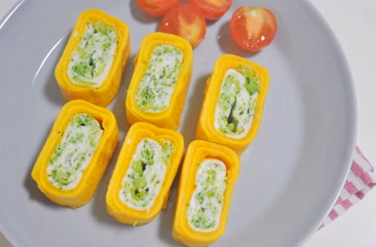 Trứng cuộn súp lơ. Các sĩ tử sẽ thấy thú vị hơn nhiều khi thưởng thức món ăn mẹ nấu với màu sắc bắt mắt. Món ăn “mê hoặc” người ăn nhờ vị mềm của trứng và giòn ngọt từ súp lơ.