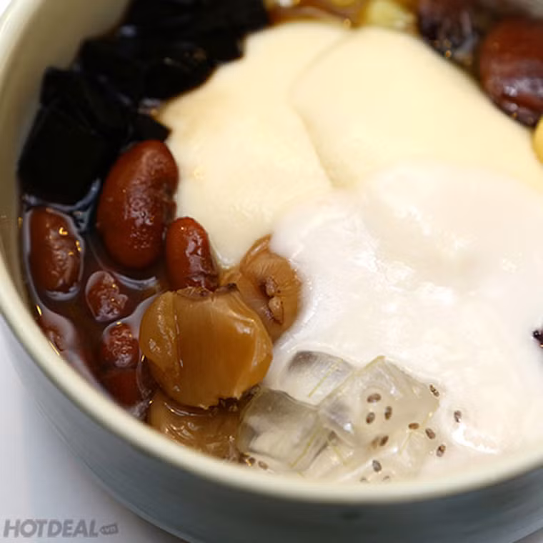 Đậu hũ sầu riêng. Đậu hũ sầu riêng “hút hồn” giới trẻ nhờ sự kết hợp đặc biệt của đậu hũ, sầu riêng và nước cốt dừa béo.