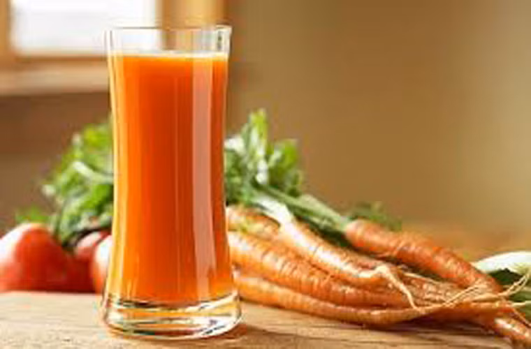 Nước ép cà rốt, lựu. Nước ép cà rốt và lựu vừa giúp sĩ tử tận dụng nguồn dinh dưỡng có lợi, vừa là nguồn giải khát quý giá trong ngày hè nóng nực. Nước ép cà rốt, lựu. Nước ép cà rốt và lựu vừa giúp sĩ tử tận dụng nguồn dinh dưỡng có lợi, vừa là nguồn giải khát quý giá trong ngày hè nóng nực.