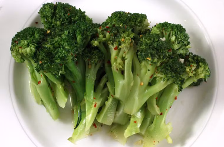 Salad súp lơ. Salad súp lơ vừa ngon, dễ làm lại có thể giúp chống ngán cho những bữa cơm nhiều thịt cá. Hơn nữa, do không chứa dầu mỡ, salad súp lơ dễ dàng chiều lòng những người ăn kiêng và cả người già khó tính.