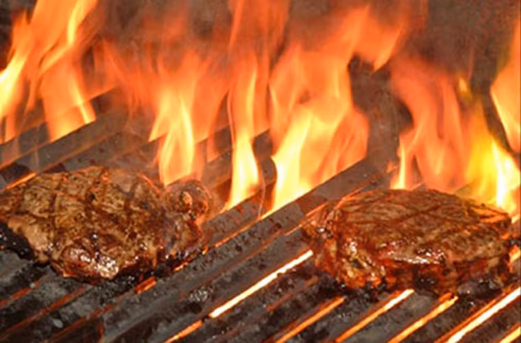 Thịt nướng, đồ chiên giòn. Dù mang lại cảm giác ngon miệng nhưng loại thực phẩm này có thể làm tăng nguy cơ ung thư như ruột, đại tràng, vú, tụy và thận.