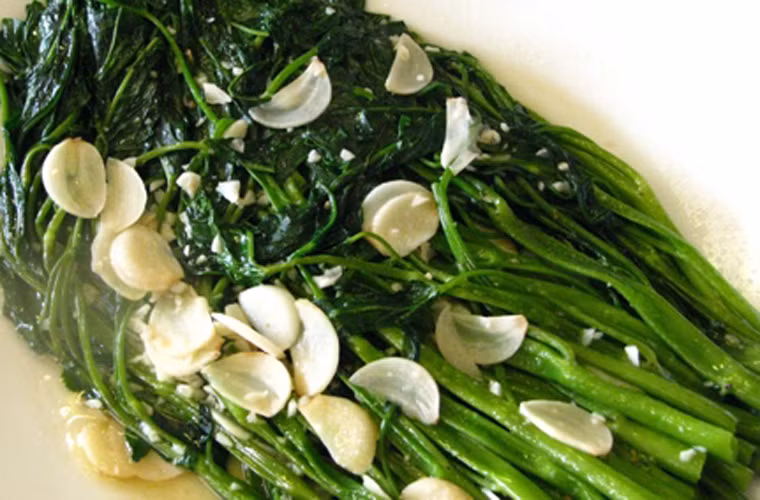 Tỏi và hành tây có tính sát trùng và kháng khuẩn cao không chỉ khiến món ăn thêm hương vị mà còn rất tốt cho sức khỏe.