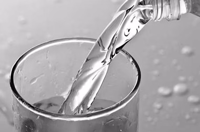 Lời khuyên của các chuyên gia là bạn nên bổ sung 8-10 ly nước mỗi ngày. Việc bổ sung nước ép quả việt quất mỗi ngày hai lần cũng rất cần thiết bởi nó có khả năng ngăn ngừa tình trạng nhiễm trùng.