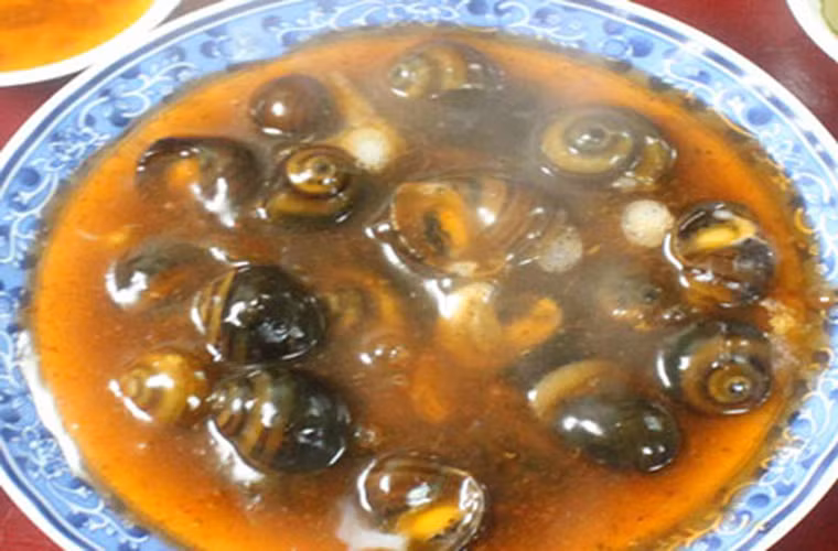 Mút lớp bột ớt cay xè, nóng đến bỏng lưỡi ngoài vỏ ốc, bạn sẽ cảm nhận được vị ngọt của đường, vị chua của me, sả chát và hương thơm của gừng như “tan chảy” trong miệng.