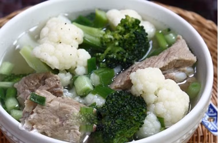 Canh sườn nấu với súp lơ. Món sườn có thể nấu với nhiều loại nguyên liệu khác như đu đủ, khoai tây, ngô non, bí xanh… Tuy nhiên, bạn vẫn có thể sáng tạo khi kết hợp sườn với súp lơ trắng để tạo nên món canh ngọt mát giúp con dễ ăn trong ngày hè.