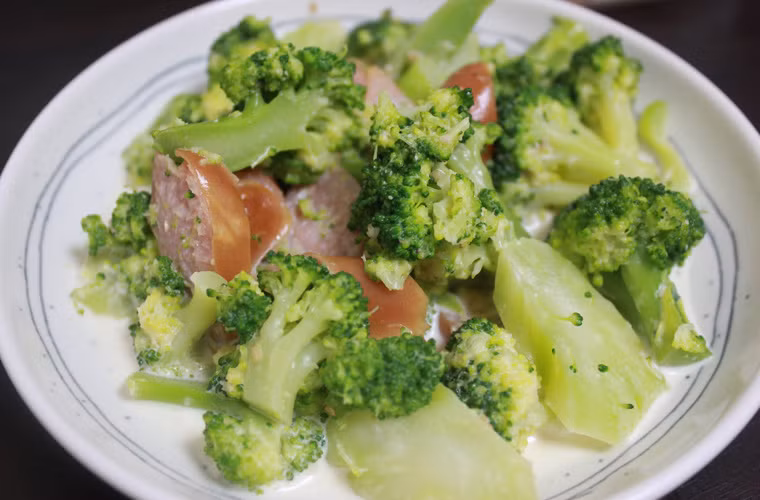 Bệnh nhân ung thư dạ dày cũng cần bổ sung thêm sắt, canxi và vitamin D. Các chuyên gia dinh dưỡng cho biết: cá mòi; bắp cải; súp lơ xanh; sữa; trứng; pho mát và bánh mì được xem là nguồn cung cấp canxi khá dồi dào.