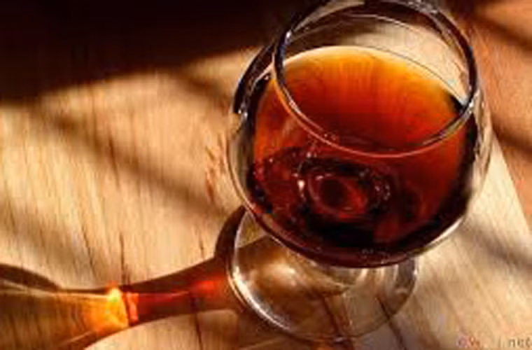 Rượu mạnh. Chỉ cần tiêu thụ một ly mỗi tuần cũng đẩy nguy cơ ung thư thanh quản, họng và miệng lên tới 24%. Trong khi đó, uống hai đến ba ly một tuần làm tăng nguy cơ phát triển ung thư đại tràng 21%.