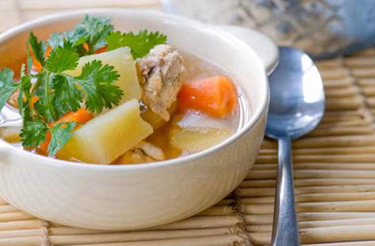 Cà rốt hầm xương. Các bà nội trợ có thể lựa chọn cà rốt để hầm với sườn hoặc đuôi lợn. Khác với các loại nguyên liệu khác, khi hầm với cà rốt, món ăn sẽ không có cảm giác ngấy, nhiều mỡ mà vô cùng tốt cho da, tăng thị lực và sức đề kháng.