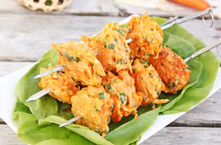 Bánh cà rốt chiên giòn. Bánh ngon nhất khi thưởng thức lúc còn nóng hổi, mới ra lò. Bánh có vị đậm đà để ăn vặt nhưng cũng cung cấp cho cơ thể lượng vitamin cần thiết. Còn gì tuyệt hơn sau buổi ôn thi vất vả được thưởng thức món bánh thơm giòn, nóng hổi trong buổi sáng trời mưa dầm dề.