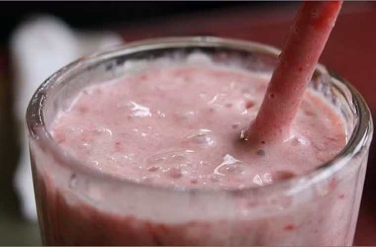 Nguyên liệu chính của món uống có 1 -0-2 này gồm: 1/4 cốc nhau thai, 2 viên đá cỡ vừa và 1/2 cốc nước cà rốt tươi. Tất cả được xay nhuyễn trong 10 phút. Nó sẽ ngon hơn nhiều khi uống lạnh.