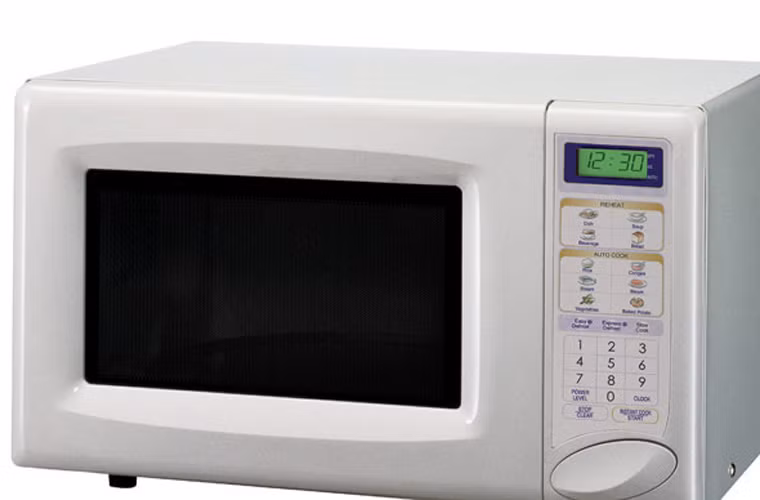 Nấu nướng siêu tốc với lò vi sóng. Việc để các miếng thức ăn hình tròn sẽ giúp chúng nhanh chín hơn nhiều so với cách sắt nhỏ thành từng miếng vuông vức hoặc chữ nhật.