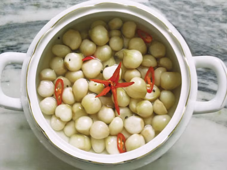 Bên cạnh đó, loại thực phẩm tạo hơi trong dạ dày như dưa, cà muối, hành… cần phải được hạn chế tối đa.