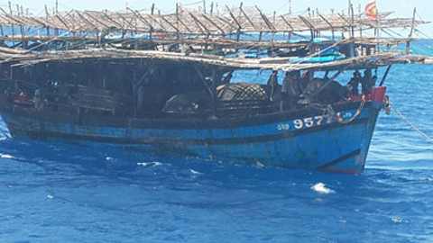 Tàu cá QNg 95771 được lai dắt đến đảo Đá Tây an toàn.