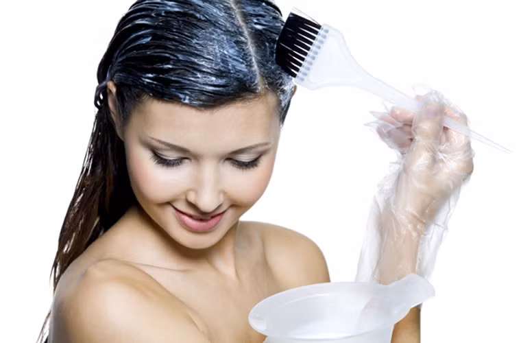 Cụ thể, các nhà nghiên cứu đến từ Đại học Lund nhận thấy nồng độ toluidine trong máu của các thợ làm tóc khá cao. Trong khi đó, toluidine là hóa chất gây ung thư bàng quang từng bị Liên minh Châu Âu cấm sử dụng trong các sản phẩm làm đẹp từ những năm 1990.