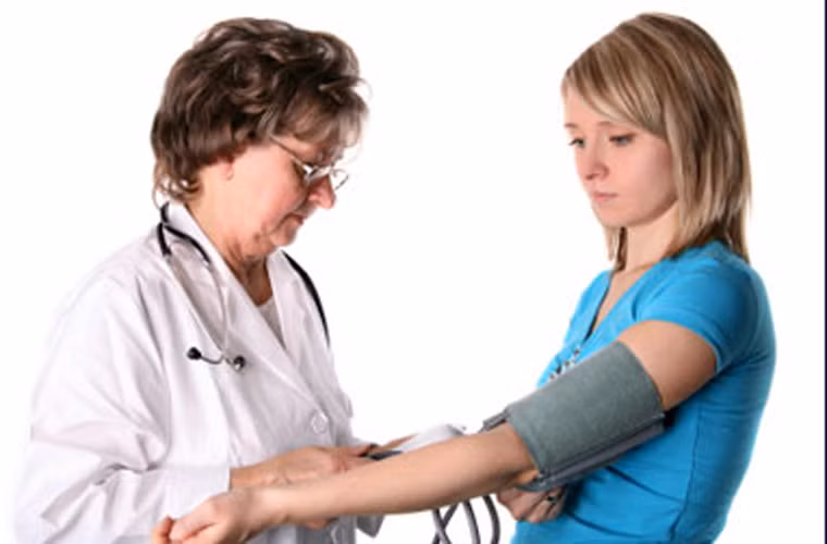 Tiến sĩ Freya Schnabel đến từ Trung tâm Ung thư NYU Perlmutter nói thêm: Rất có thể có mối liên hệ giữa hai yếu tố này. Tuy nhiên, nghiên cứu chưa chỉ rõ tác động giữa chúng. Tốt nhất, những chị em có nhiều nốt ruồi trên da nên chú ý đến việc thăm khám sức khỏe”.