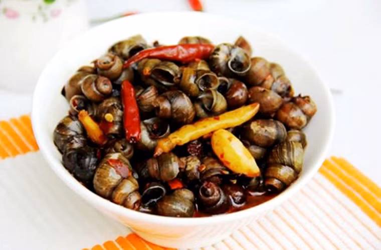 Ốc xào cay. Khi thưởng thức ốc xào cay, người ăn không cần dùng kim khều ốc mà chỉ cần mút ốc từ miệng ốc là được vì trước đó chóp nhọn đã chặt bỏ tạo ống thông. Vị cay, ngọt lành của thịt ốc tuyệt vời đến mức bạn không cần phải lo pha nước chấm vì mọi gia vị đã ngấm vào từng thớ thịt ốc.
