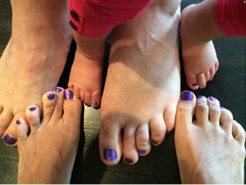 Hàng trăm người ủng hộ Valerie Brosdal bằng cách sơn móng chân màu tím.