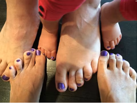 Hàng trăm người ủng hộ Valerie Brosdal bằng cách sơn móng chân màu tím.