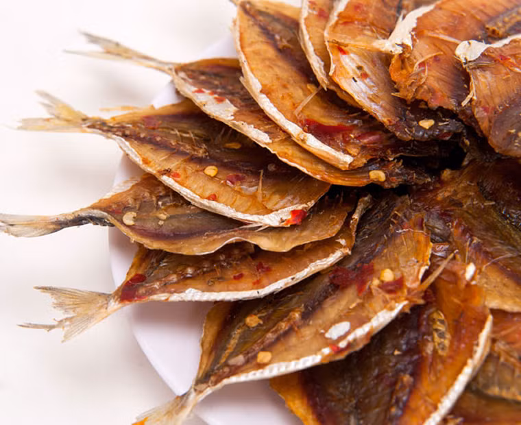  Khô chỉ vàng nướng. Chỉ cần nướng qua với cồn, bạn đã có những khô cá phồng rộp, thịt sậm đỏ cùng vẻ lấp lánh của vệt mỡ dài vô cùng hấp dẫn. Khi thưởng thức, các quý ông sẽ vô cùng cảm kích bà vợ đảm đang của mình.